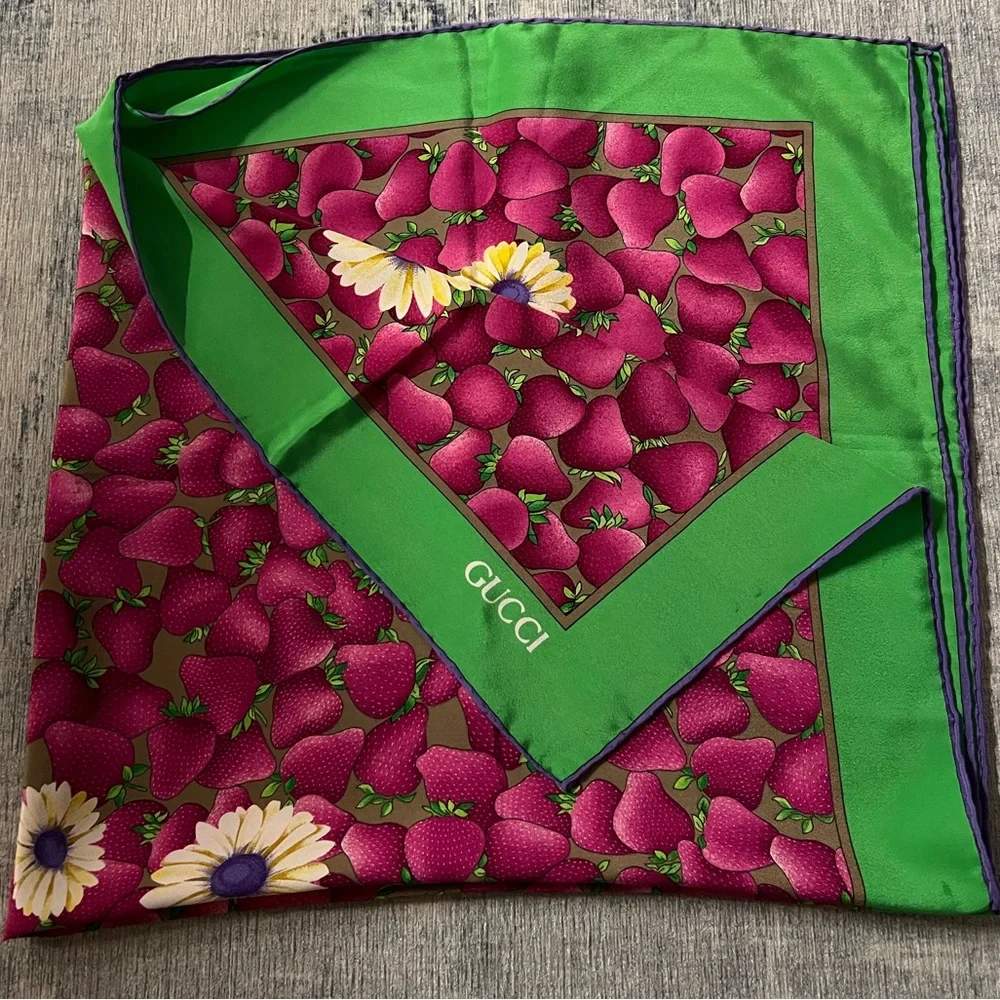 Vintage Gucci silk scarf - Picture 4 of 5